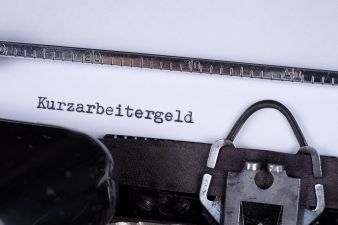 Foto: Schreibmaschine mit Aufschrift Kurzarbeitergeld